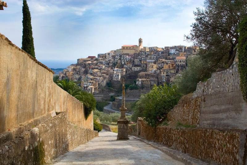 «Comune di Badolato indebolito per aiutare i clan»