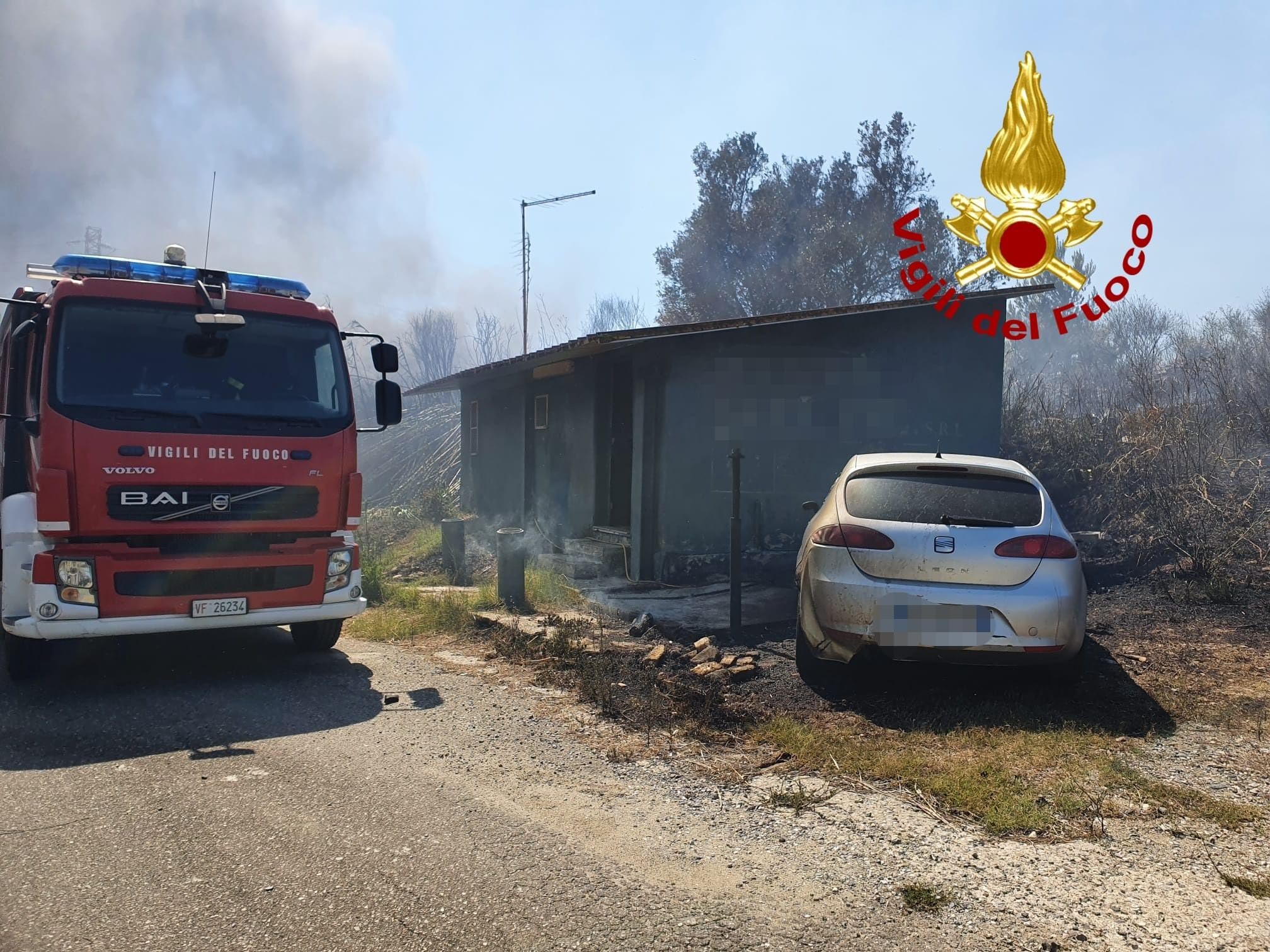 Incendio di sterpaglie si propaga a 4 container di una ditta di pellami a Marcellinara