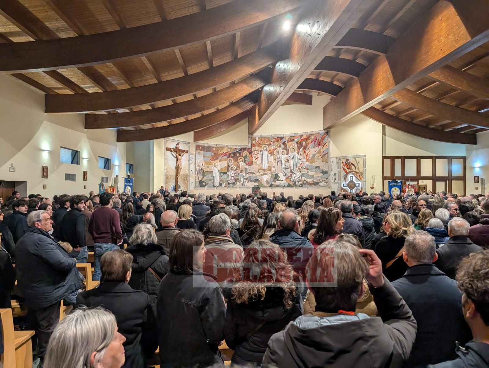 L’ultimo abbraccio. Una folla commossa per salutare Francesco Occhiuto
