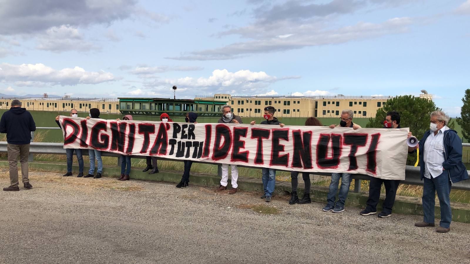 Sit-in al carcere di Rossano. «Calpestati i diritti di Battisti e dei detenuti»