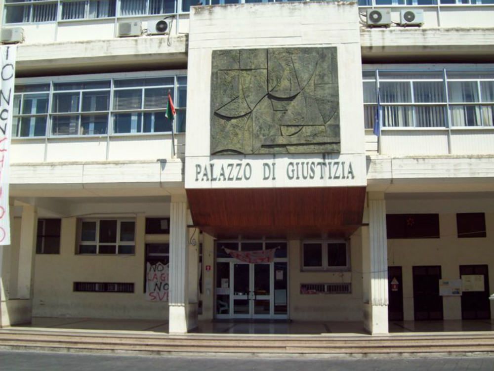 Tribunale di Rossano, tolta la catena che bloccava l`ingresso