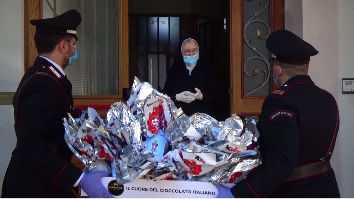 I Carabinieri di Cosenza regalano uova di Pasqua ai bambini della città – VIDEO