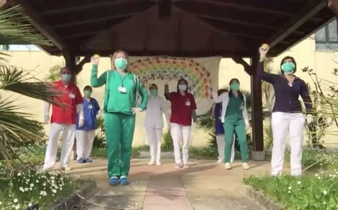 "Vivere Insieme" regala un sorriso ai suoi nonnini per la Pasqua – VIDEO