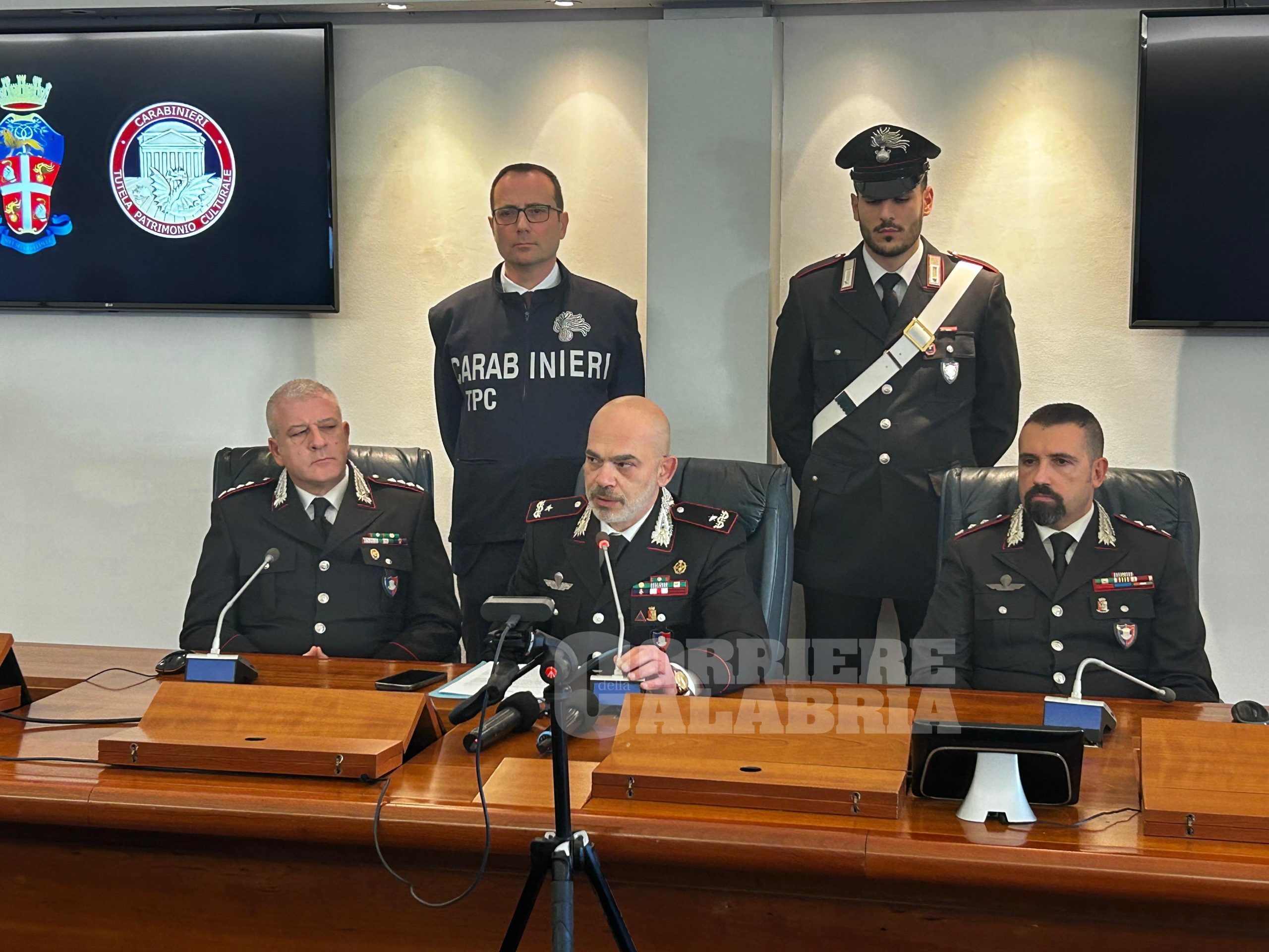 L’asse criminale tra Calabria e Sicilia per cercare monete antiche: profitti per «svariati milioni di euro»