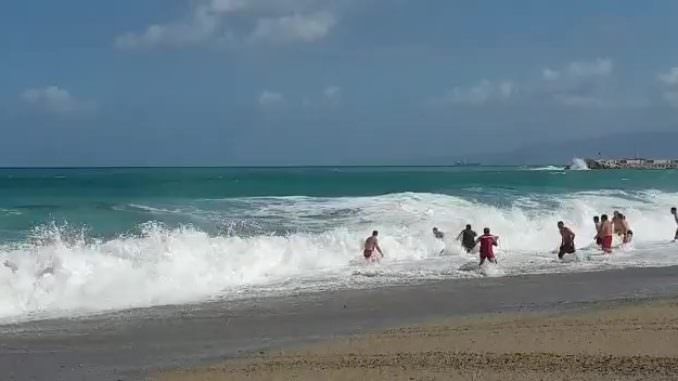 Vibo, agente di polizia salva un bimbo dall'annegamento