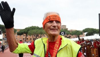 Maratona di Roma, a 93 anni il calabrese Antonio Rao taglia il traguardo