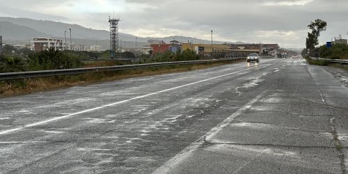 Manto stradale danneggiato ss 106