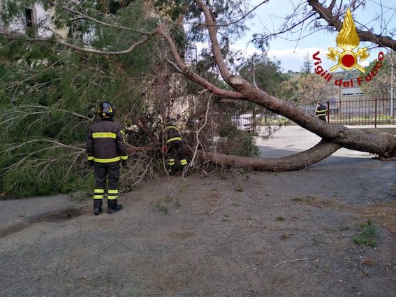 Crotone, vigili del fuoco al lavoro per i danni dovuti al forte vento