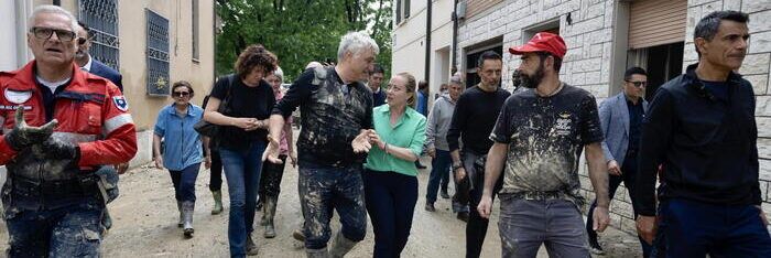 La visita di Meloni nei paesi alluvionati: «Basta passerelle, il governo c’è»