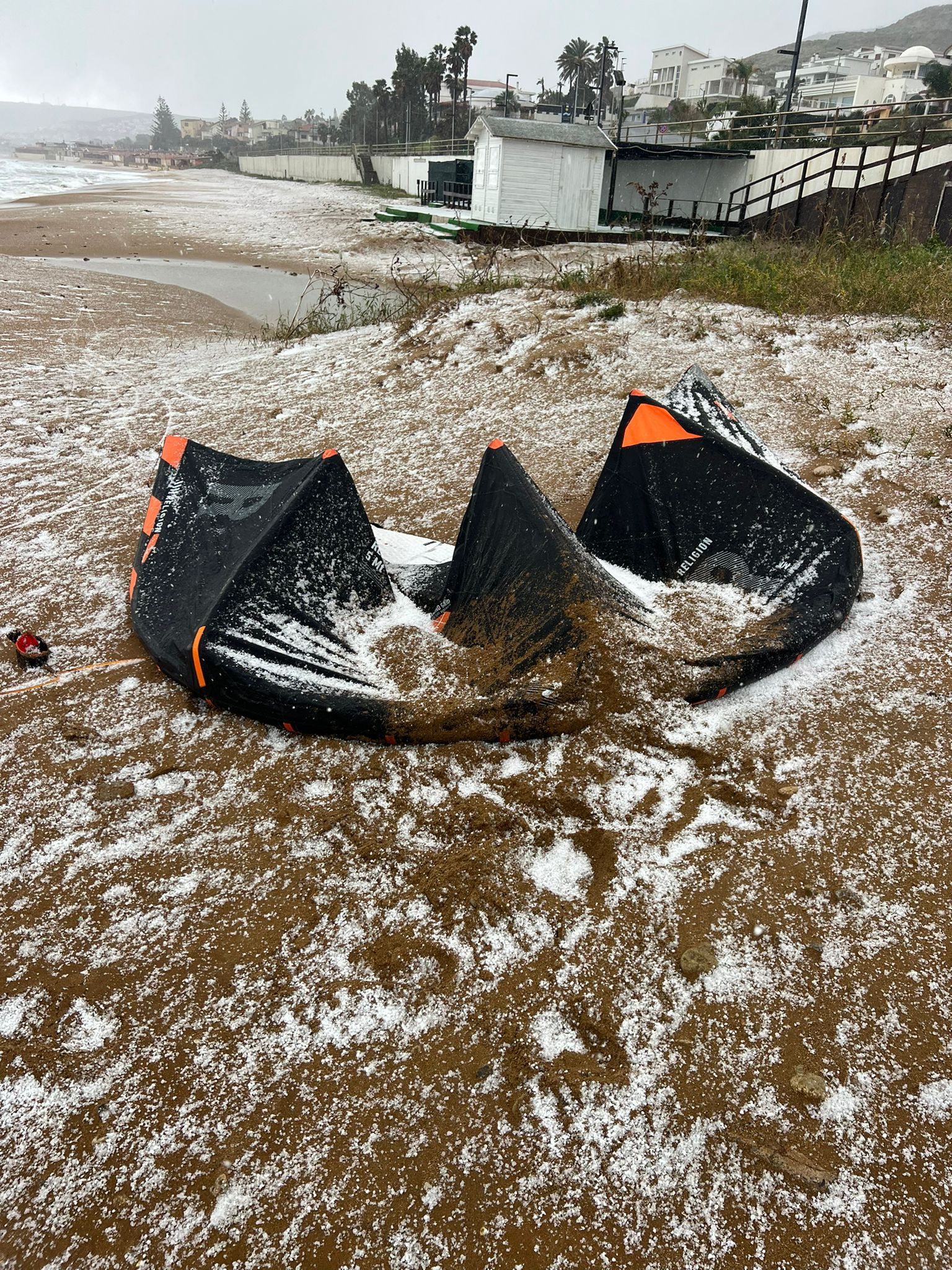 La neve sulla battigia e la mareggiata, vista spettacolare a Crotone