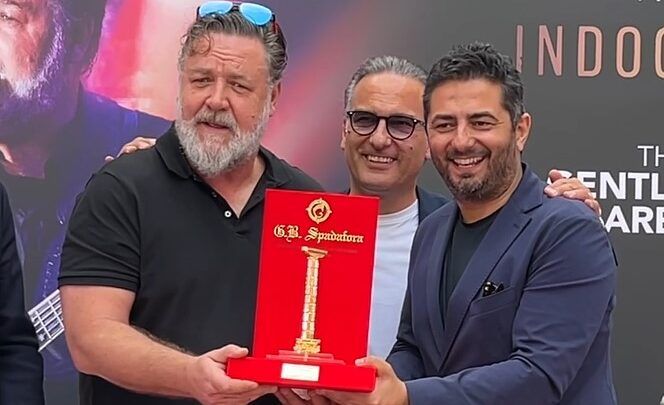 Il premio per Russell Crowe realizzato dal maestro Spadafora. «L’attore ha ragione, Calabria straordinaria»