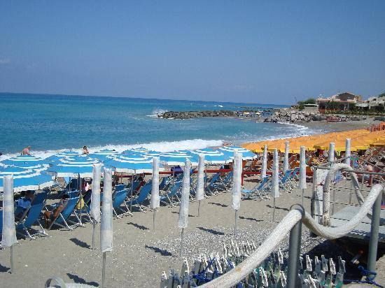 Sta per annegare, salvato da un gruppo di surfisti