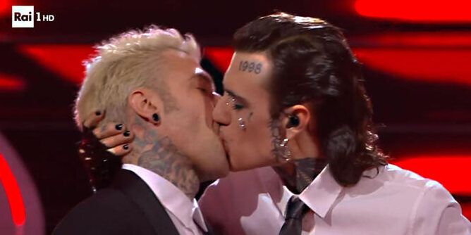 Sanremo, esposto contro il bacio Fedez-Rosa Chemical: «Atti osceni»