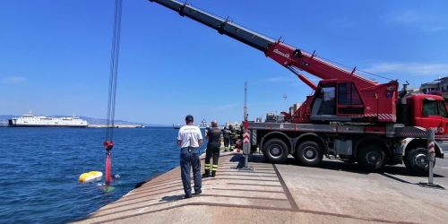 Auto in acqua nel porto di Reggio, grave un 63enne