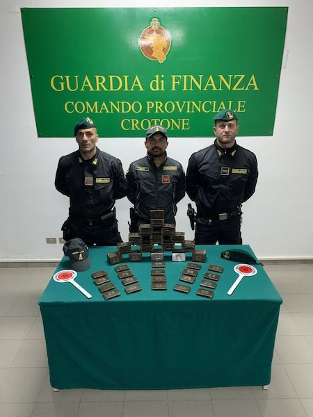In auto con nove chili di droga, arrestato