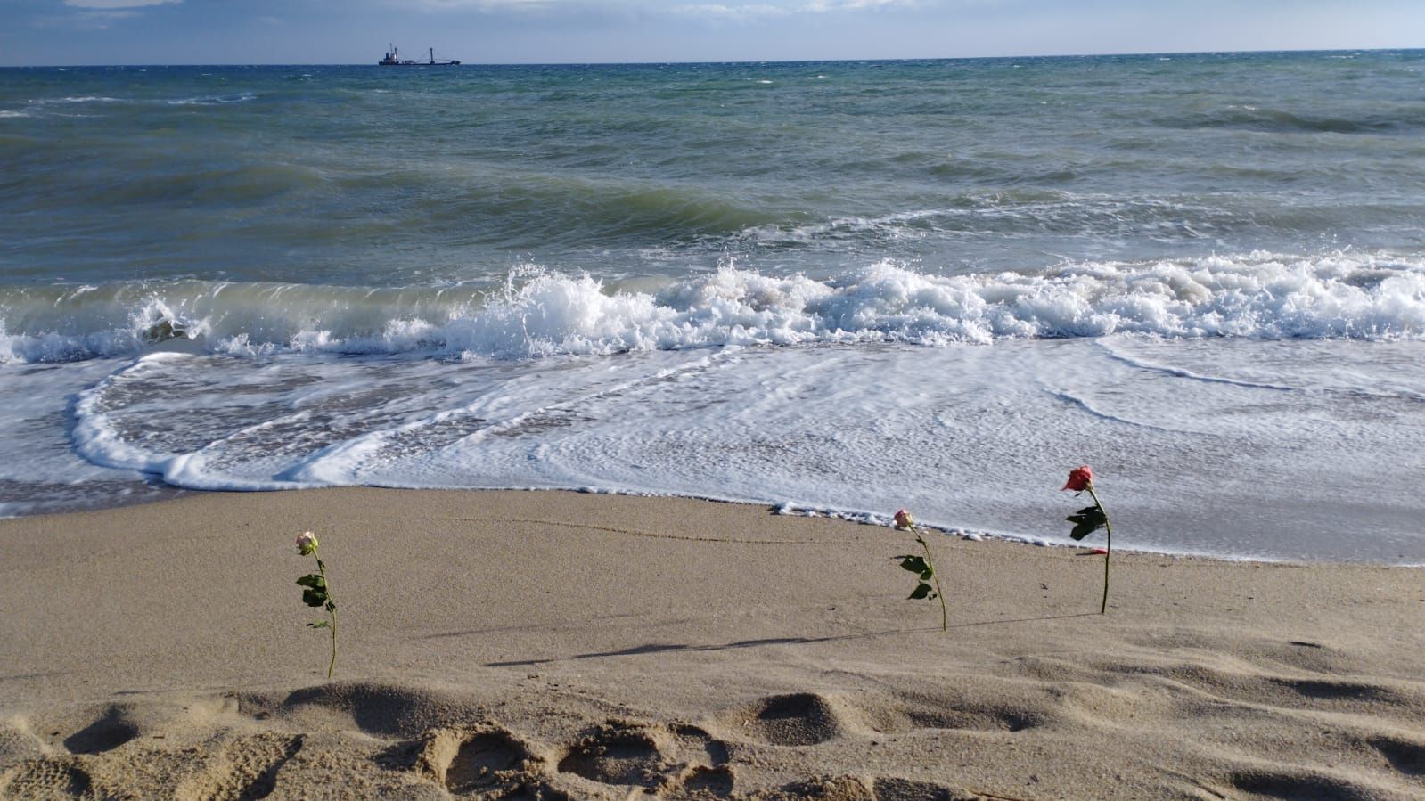 Il mare in tempesta e i resti dell’alluvione di dicembre. «Qui il bagno non verrà a farlo più nessuno»