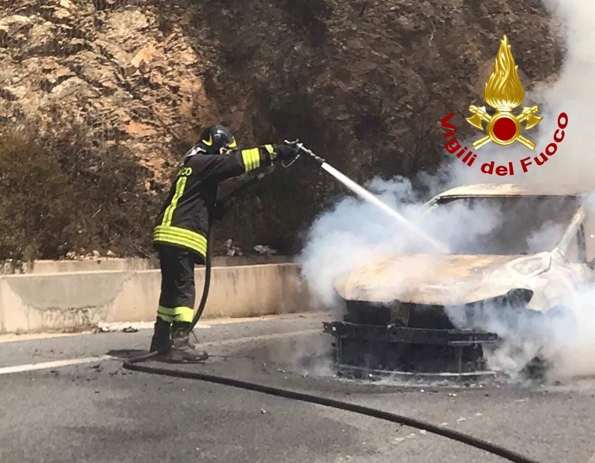 Auto di turisti prende fuoco a Sersale
