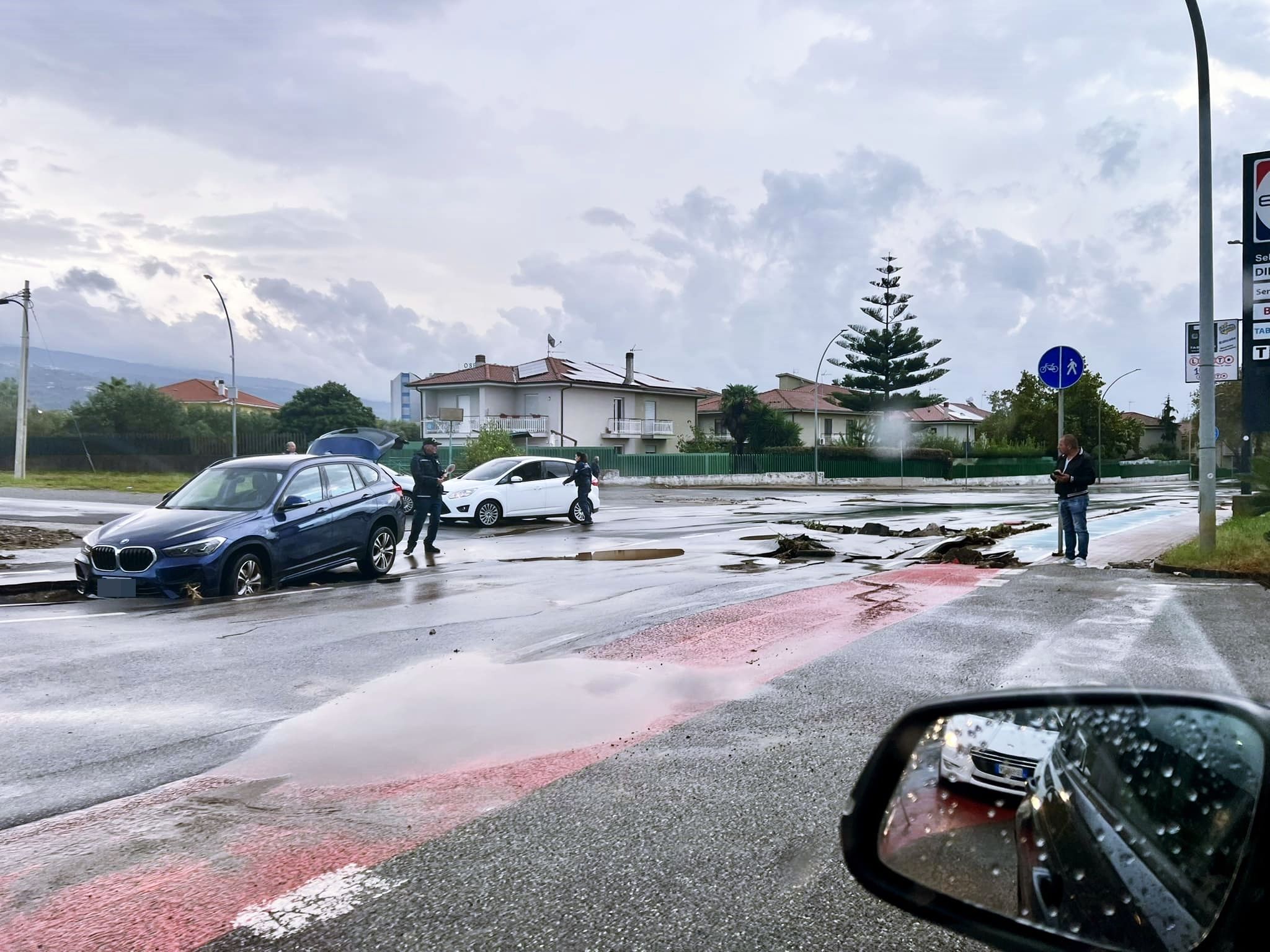 Strade a pezzi e palestra allagata, il maltempo si abbatte su Lamezia – FOTO E  VIDEO