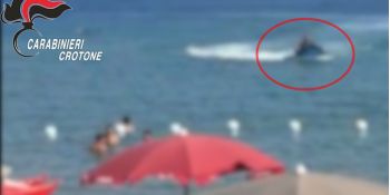 Moto d’acqua tra i bagnanti a Isola Capo Rizzuto, sei denunciati e quattro mezzi sequestrati – VIDEO