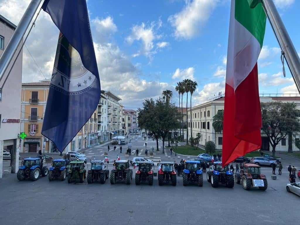 La protesta dei trattori arriva in piazza dei Bruzi, Caruso incontra una delegazione di agricoltori