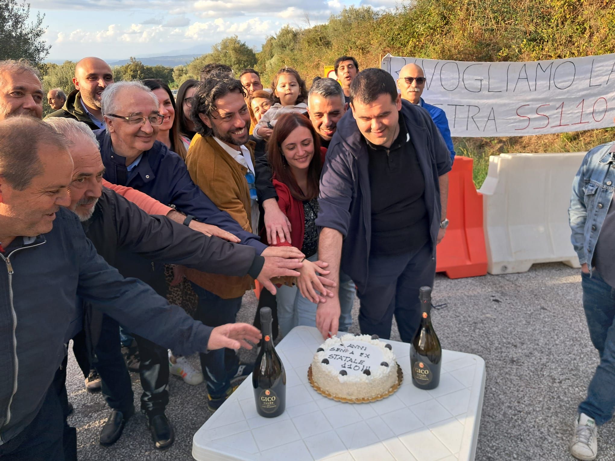 Strada chiusa da 6 anni nel Vibonese, i cittadini “festeggiano” l’anniversario – FOTO