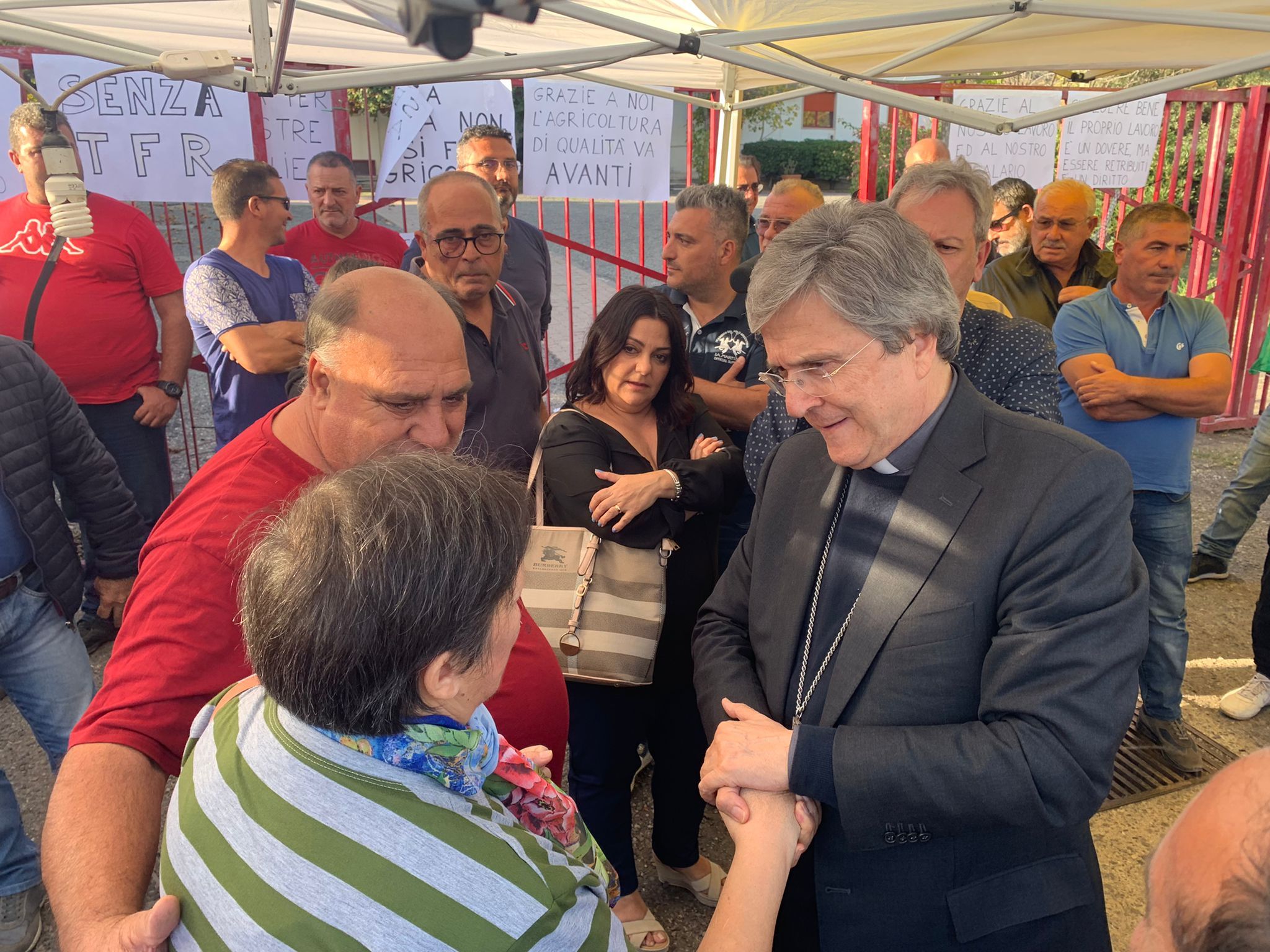 Il vescovo Savino con i lavoratori del Consorzio di Bonifica dello Jonio cosentino: «Rimarrò al vostro fianco»