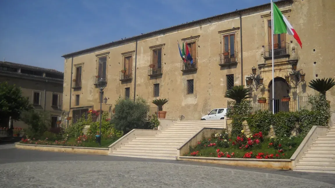 Sciolto il Comune di Altomonte: il prefetto nomina i commissari