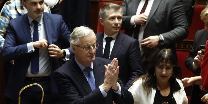 Passa la sfiducia, cade il governo Barnier in Francia