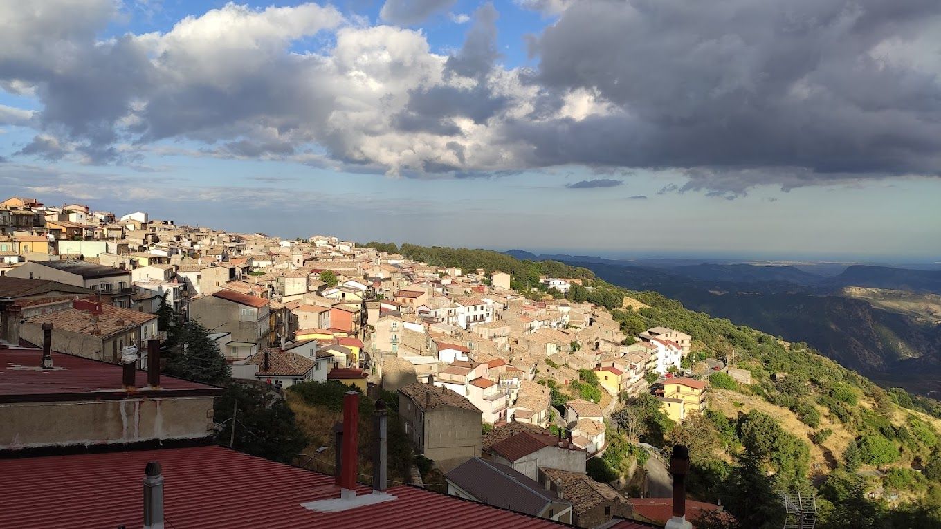 Terremoto politico a Savelli: sfiduciato il sindaco Francesco Spina