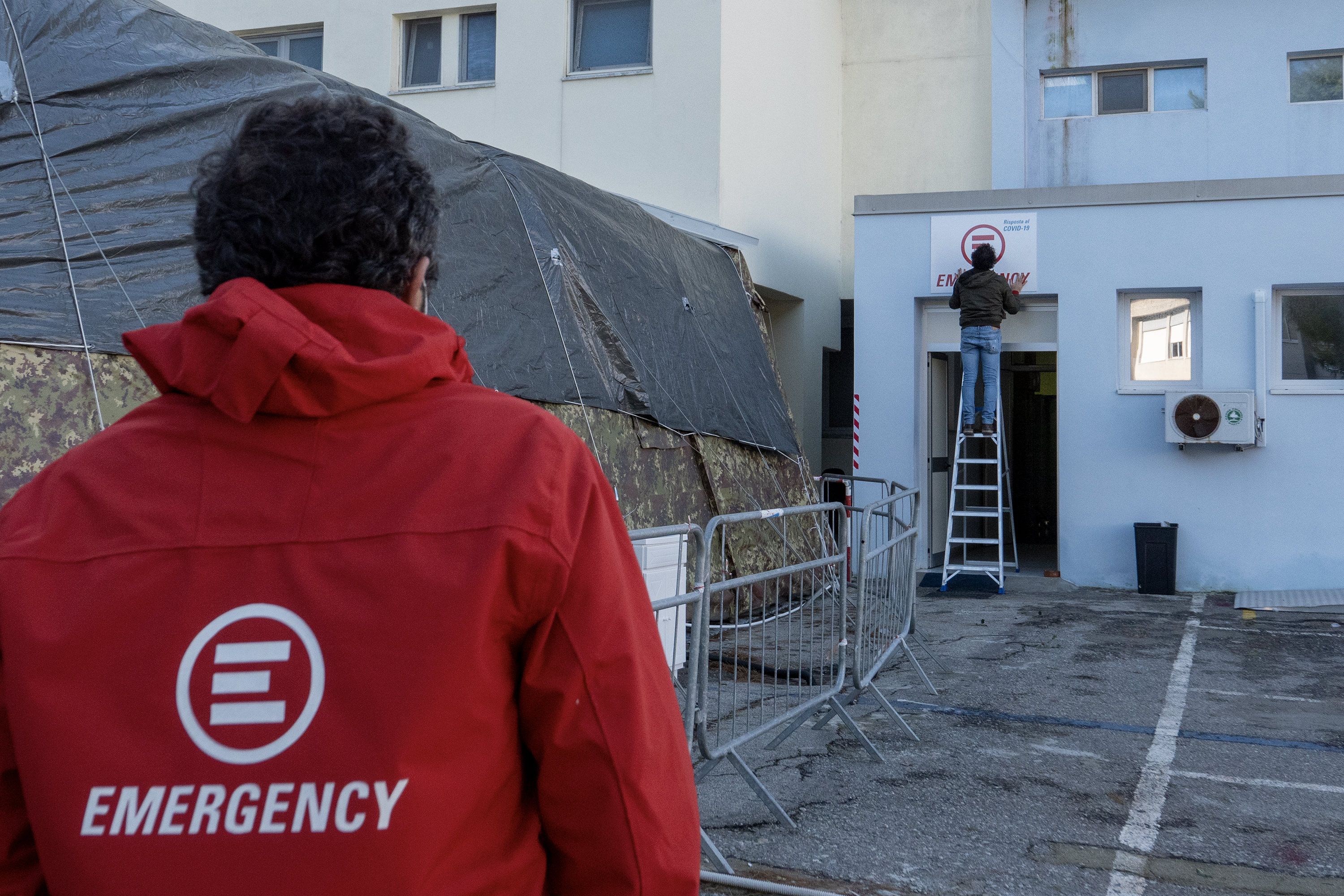 Emergency a Crotone, il racconto dell'impegno contro il Covid: «Un privilegio poter aiutare la mia terra»