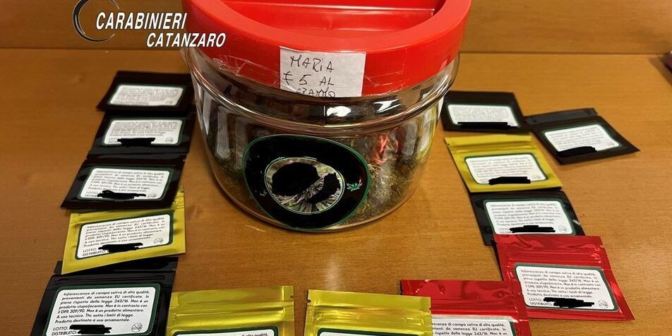 Cannabis in vendita sul bancone del bar della benzina, 46enne arrestato a Soverato