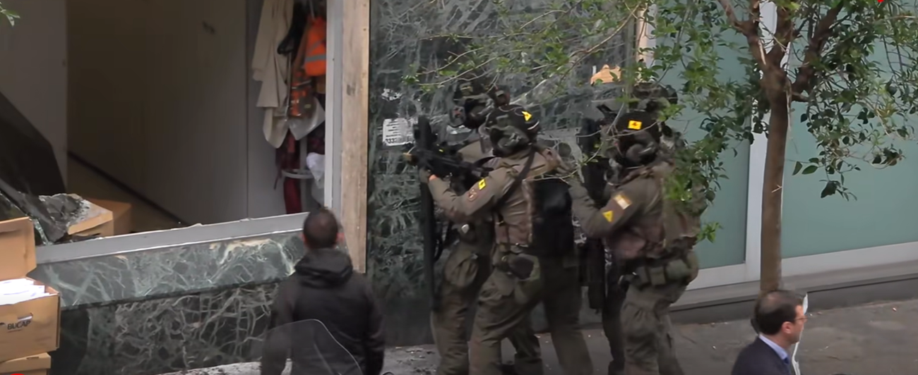 Napoli, assalto in banca. Caccia ai banditi armati in fuga