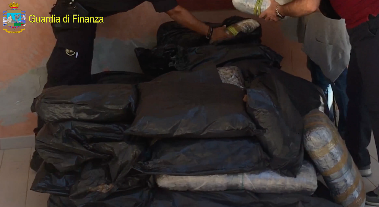 «Domani mattina ha i “cavalli” a casa». La droga dalla Calabria alla Sicilia e il sequestro di coca in autostrada