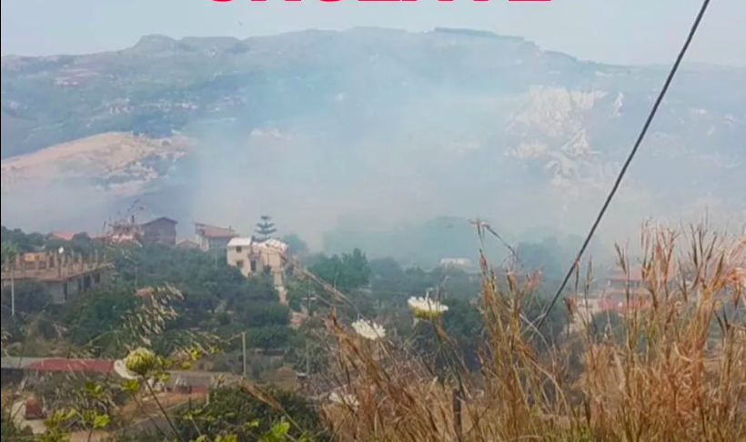 A Siderno 5 incendi di vaste proporzioni, Fragomeni lancia l’allarme: «Non uscire di casa»