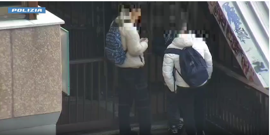 Droga all’ingresso di scuola e nei luoghi della movida catanzarese, arrestati due spacciatori – VIDEO