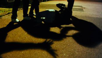 Uomo aggredito, pestato e ucciso, arrestati quattro giovani