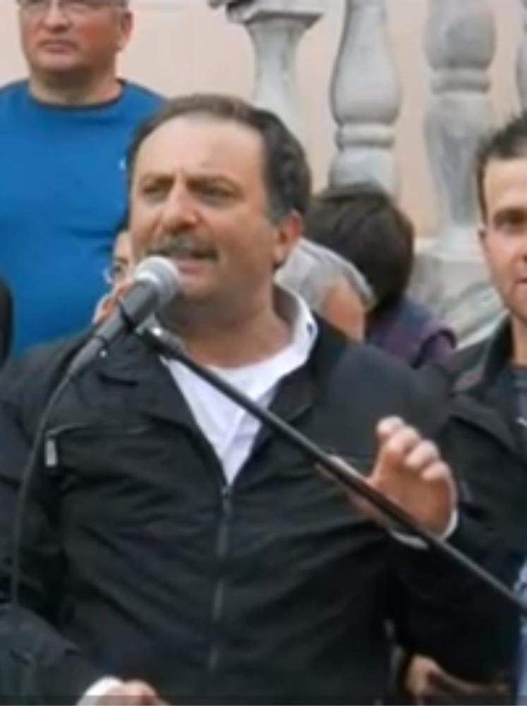 Operai in protesta impediscono al sindaco di entrare in municipio