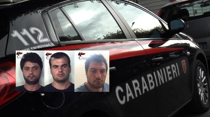 I vicini avvertono rumori e sventano un furto in casa, tre arresti