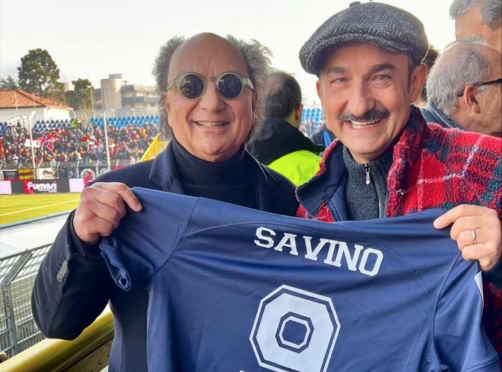 Nicola Savino a Lecco: «Iamu Lupi». E il Cosenza gli dona una maglia personalizzata