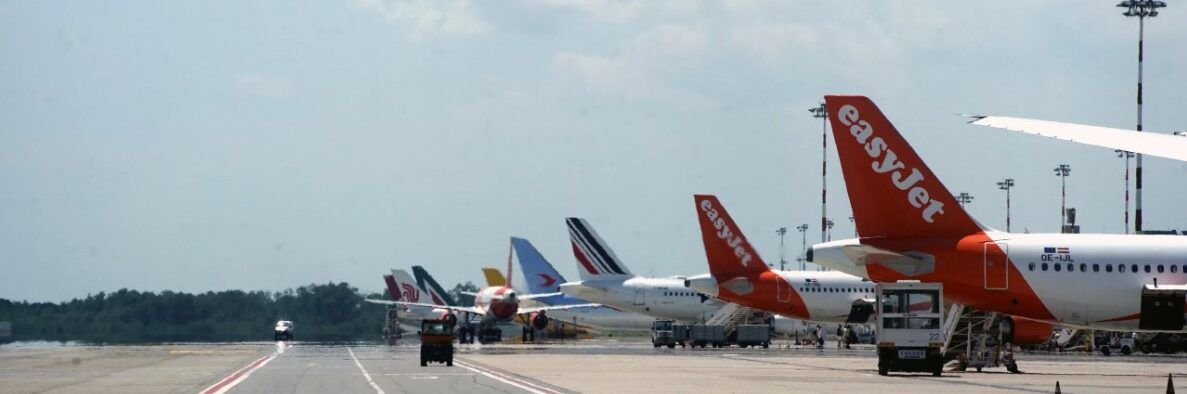 Viaggiatori aerei a rilento, ma volano gli utili. I numeri del “caro biglietto”