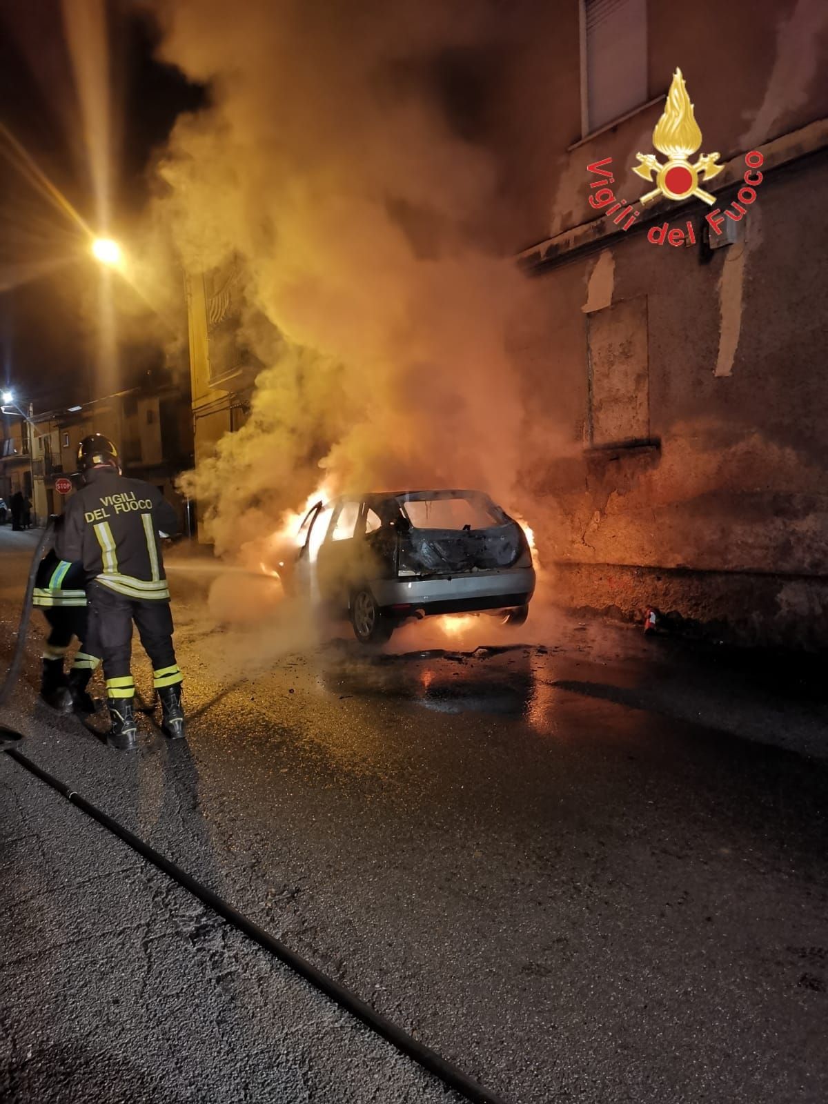 Lamezia Terme, va in fiamme un’auto in centro