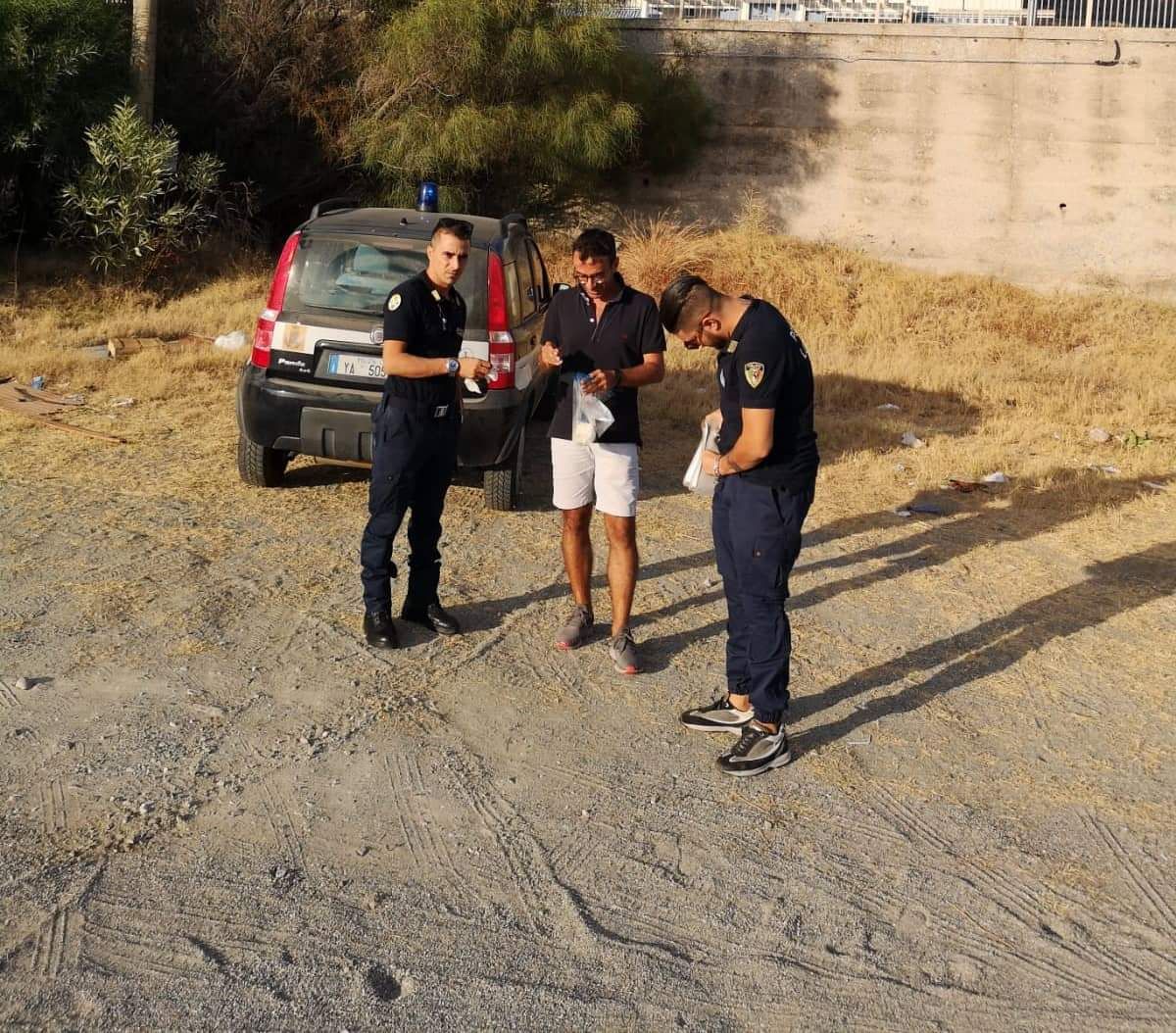 Falerna, scoperta discarica abusiva a pochi passi dal lungomare – VIDEO