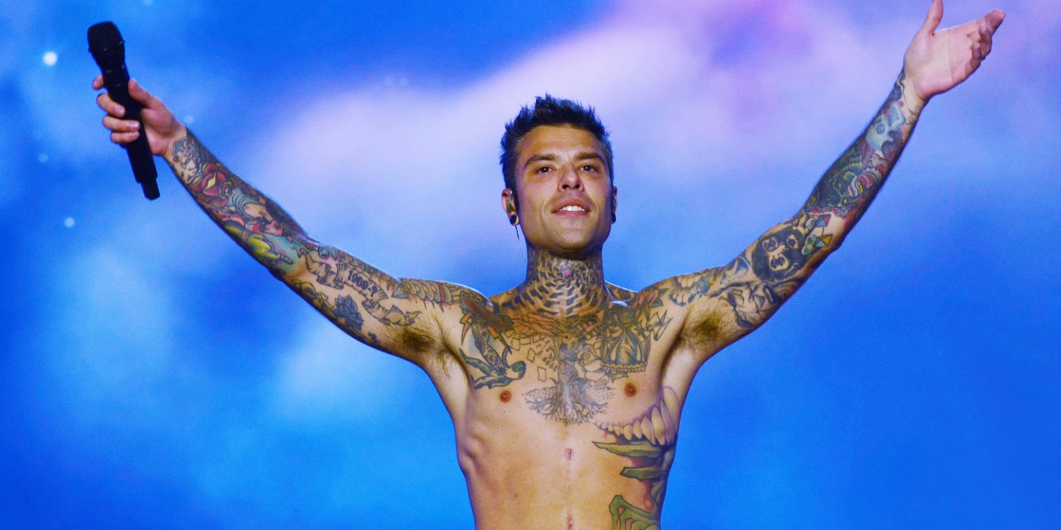 Il concerto di Fedez per la festa della Madonna a Reggio, la Curia: «Accogliere tutti»