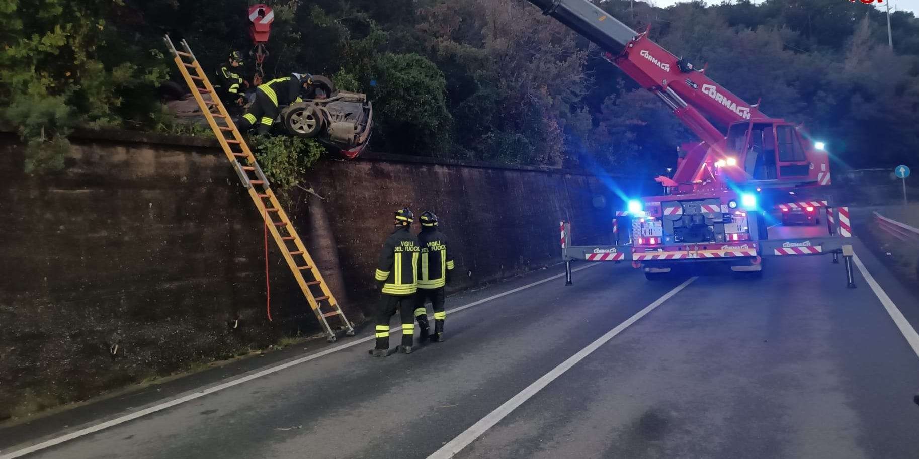 Auto precipita in una scarpata di 15 metri, due feriti a Vibo Valentia – FOTO