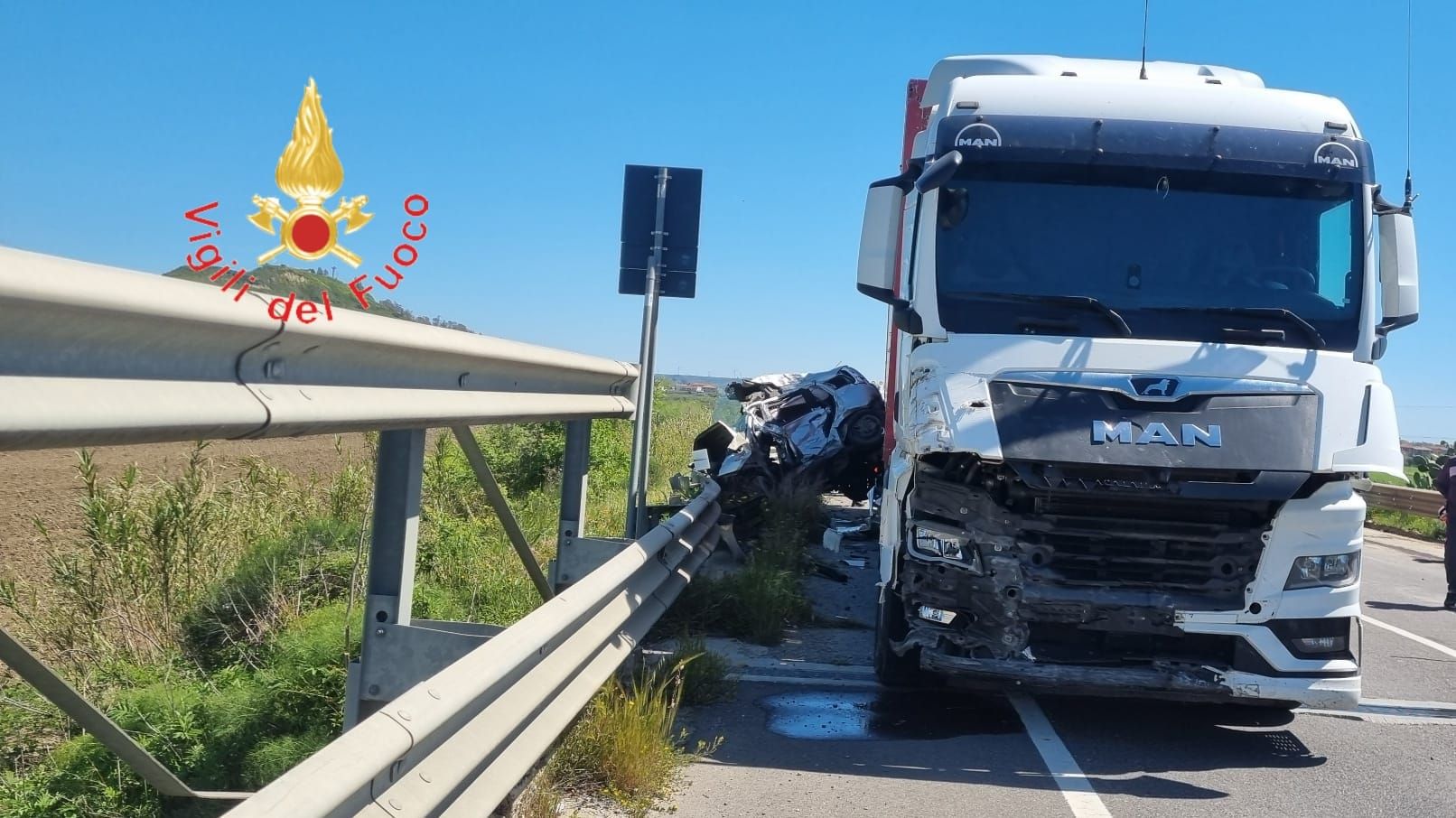 Tragedia sulla SS106, scontro tra un mezzo pesante e due auto: un morto e quattro feriti