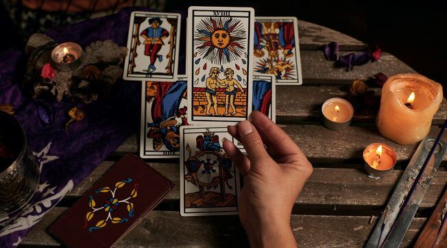 Ritorno al Medioevo: trentamila calabresi pagano maghi e cartomanti per liberarsi del malocchio