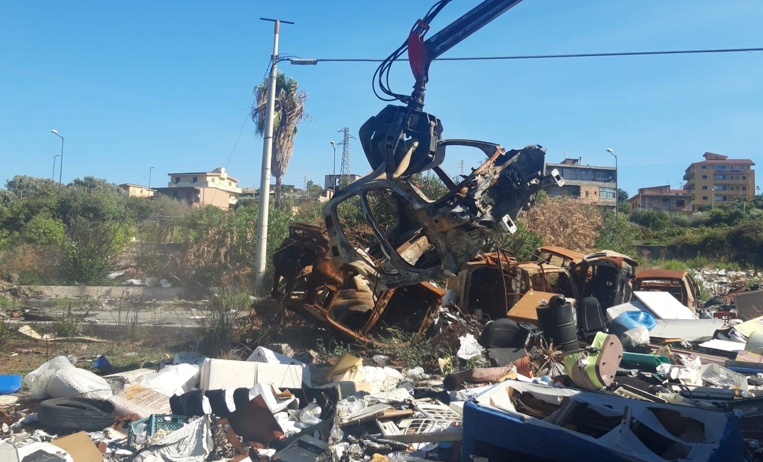 Reggio, ad Arghillà sgomberate e smaltite circa 40 carcasse di auto – FOTO