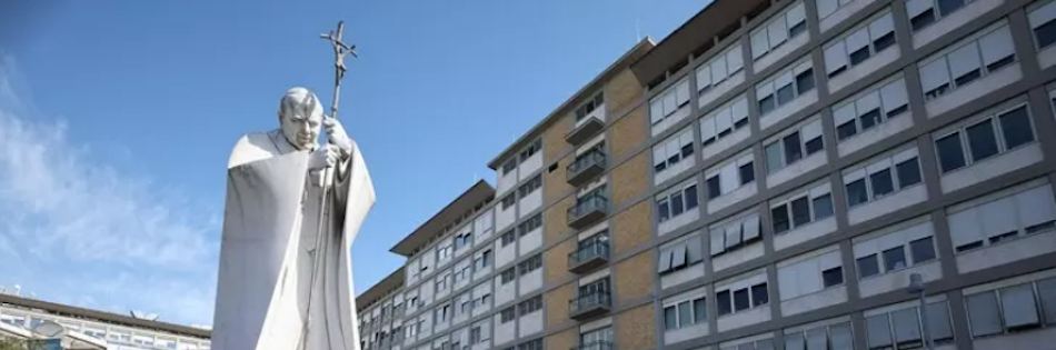 Il Papa è stabile: ossigeno senza maschera, niente febbre