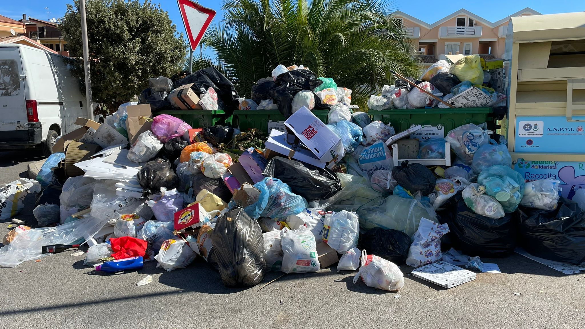 La monnezza torna per le strade. E all’orizzonte «non si intravedono soluzioni»