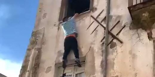 Paura a Cosenza. Casa in fiamme: 28enne si salva gettandosi da balcone – VIDEO